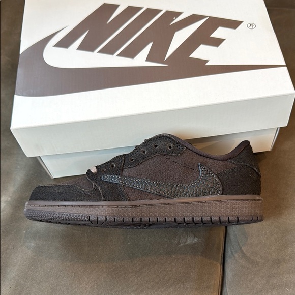Travis Scott Jordan 1 Low OG - Picture 2 of 4